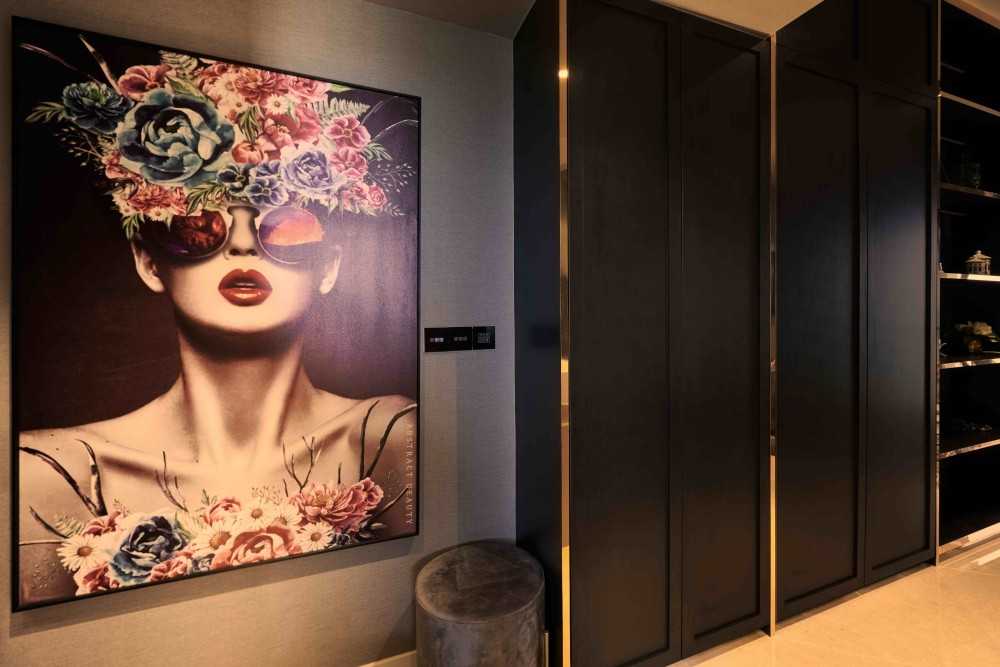Eclectic Entryway with Mirror and Seating Bench
