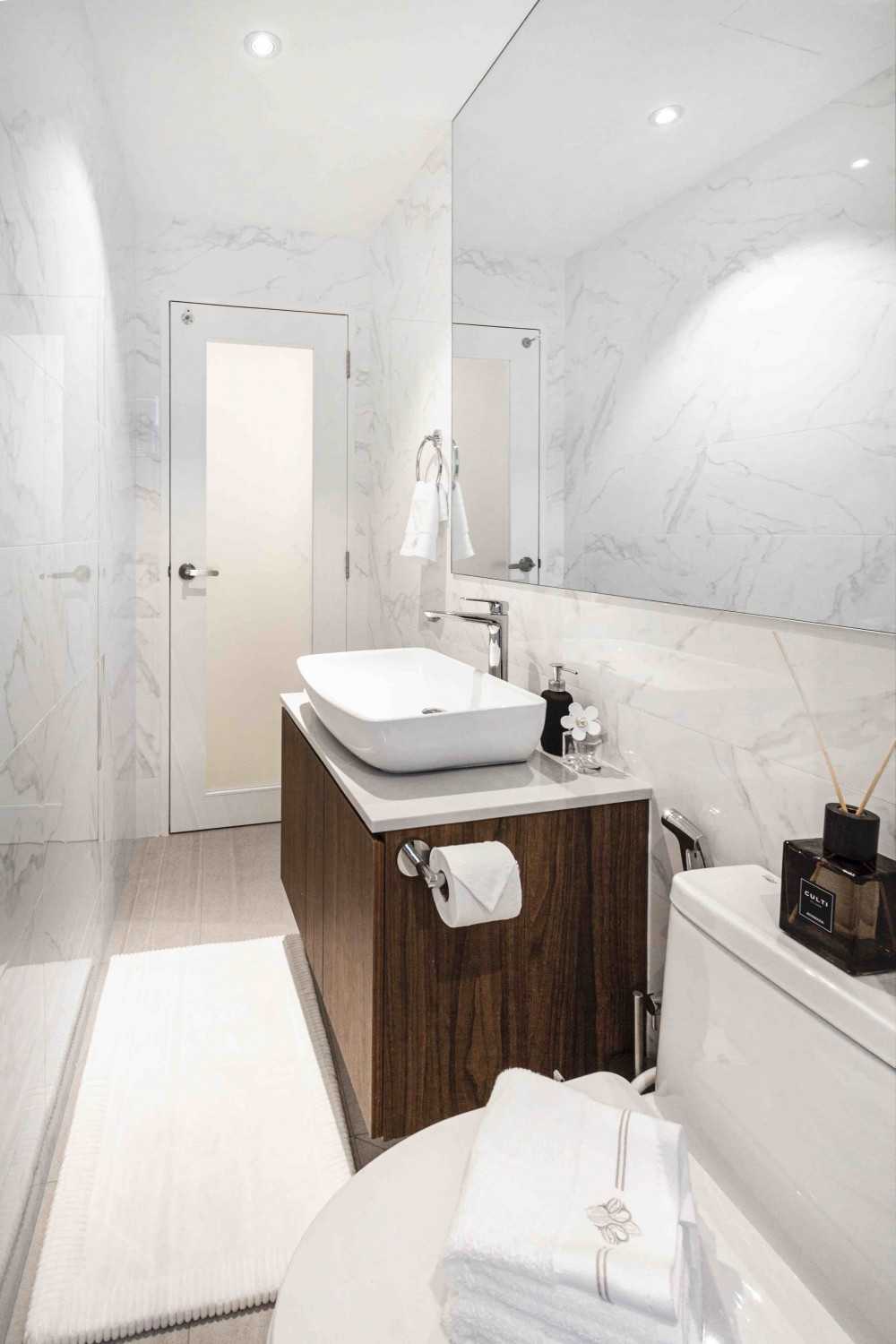 Transitional Bathroom with Mirror and Bathroom Storage