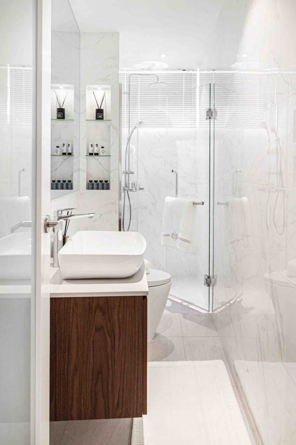 Transitional Bathroom with Mirror and Bathroom Storage