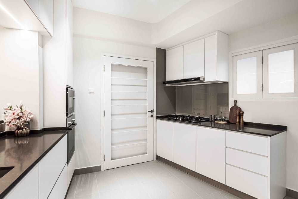 Transitional Kitchen with Kitchen Backsplash and Kitchen Accessories