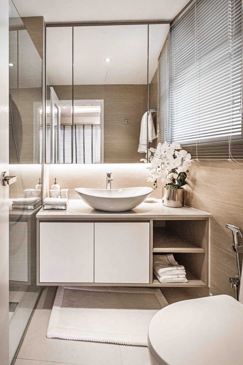 Transitional Bathroom with Mirror and Bathroom Storage