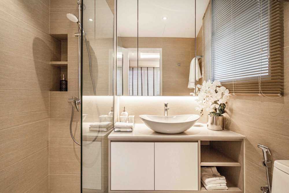 Transitional Bathroom with Mirror and Bathroom Storage