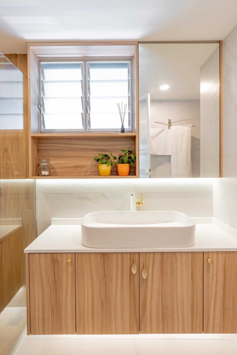 Minimalist Bathroom with Mirror and Bathroom Storage