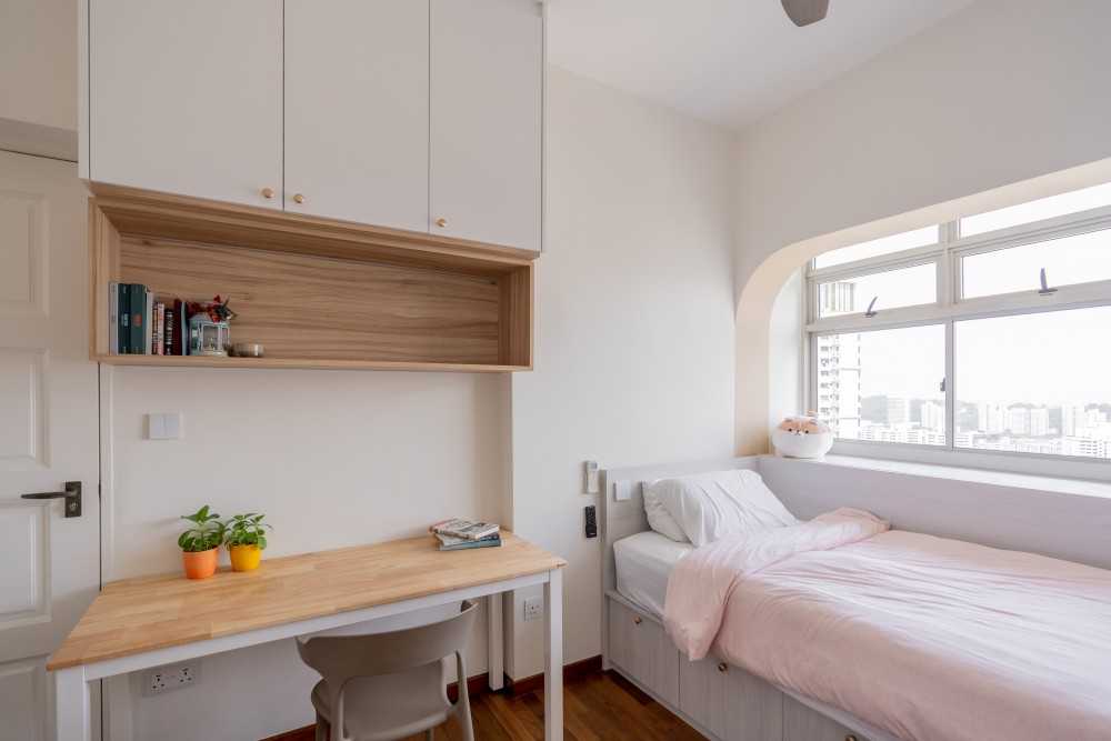 Minimalist Bedroom with Platform Bed and Wood Flooring