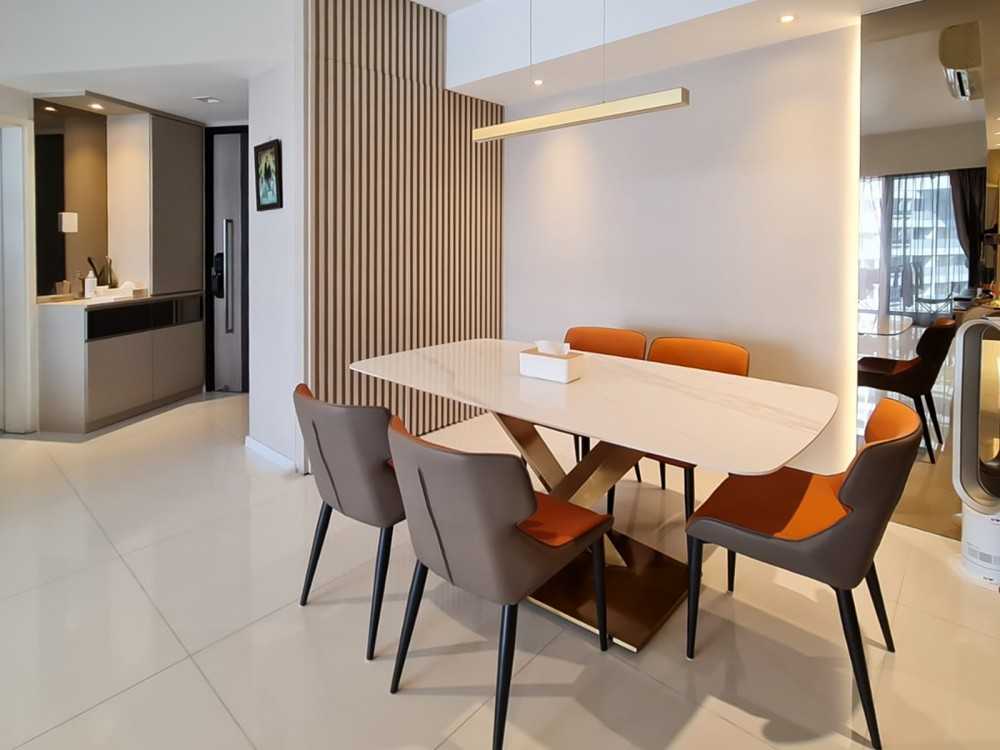 Modern Dining Room with Feature Wall and Mirror