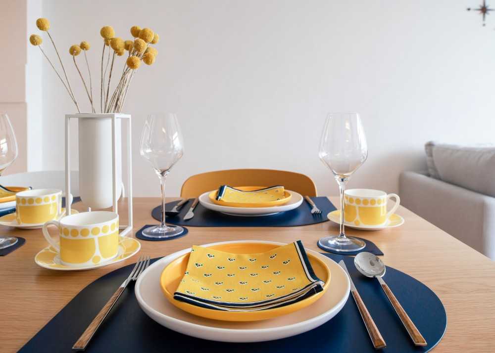 Scandinavian Dining Room with Dining Table and Dining Chairs