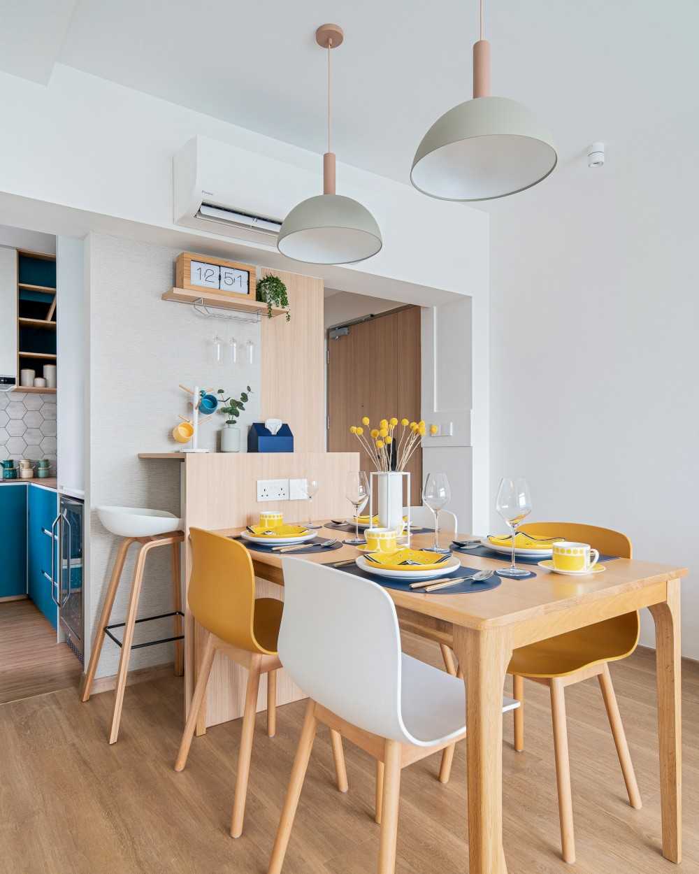 Scandinavian Dining Room with Dining Table and Dining Chairs