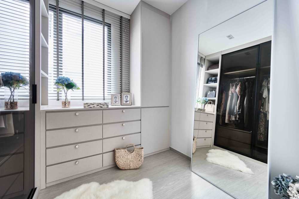 Modern Walk-in Wardrobe with Mirror and Wardrobe