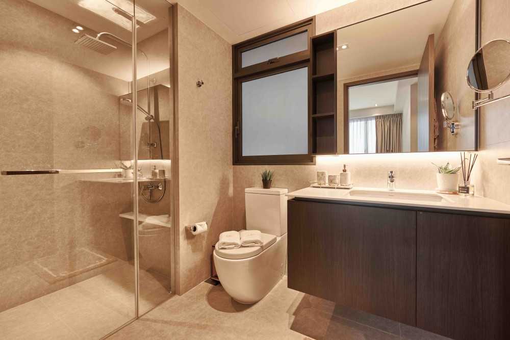 Modern Bathroom with Mirror and Bathroom Storage