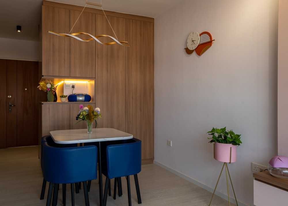 Contemporary Dining Room with Drop Ceiling and Dining Table