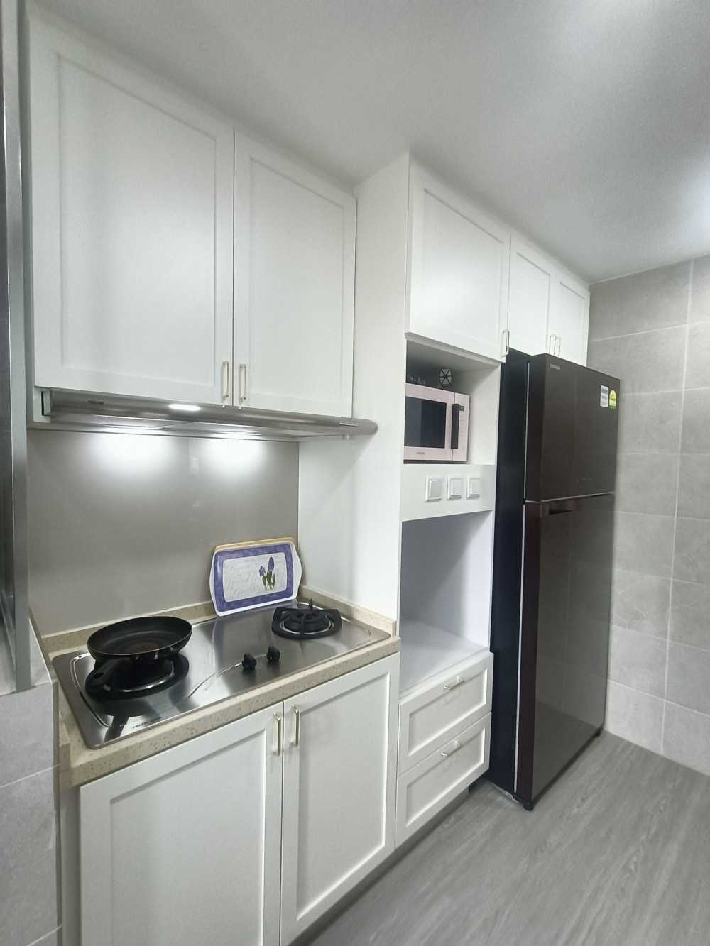 Transitional Kitchen with Countertop and Vinyl Flooring