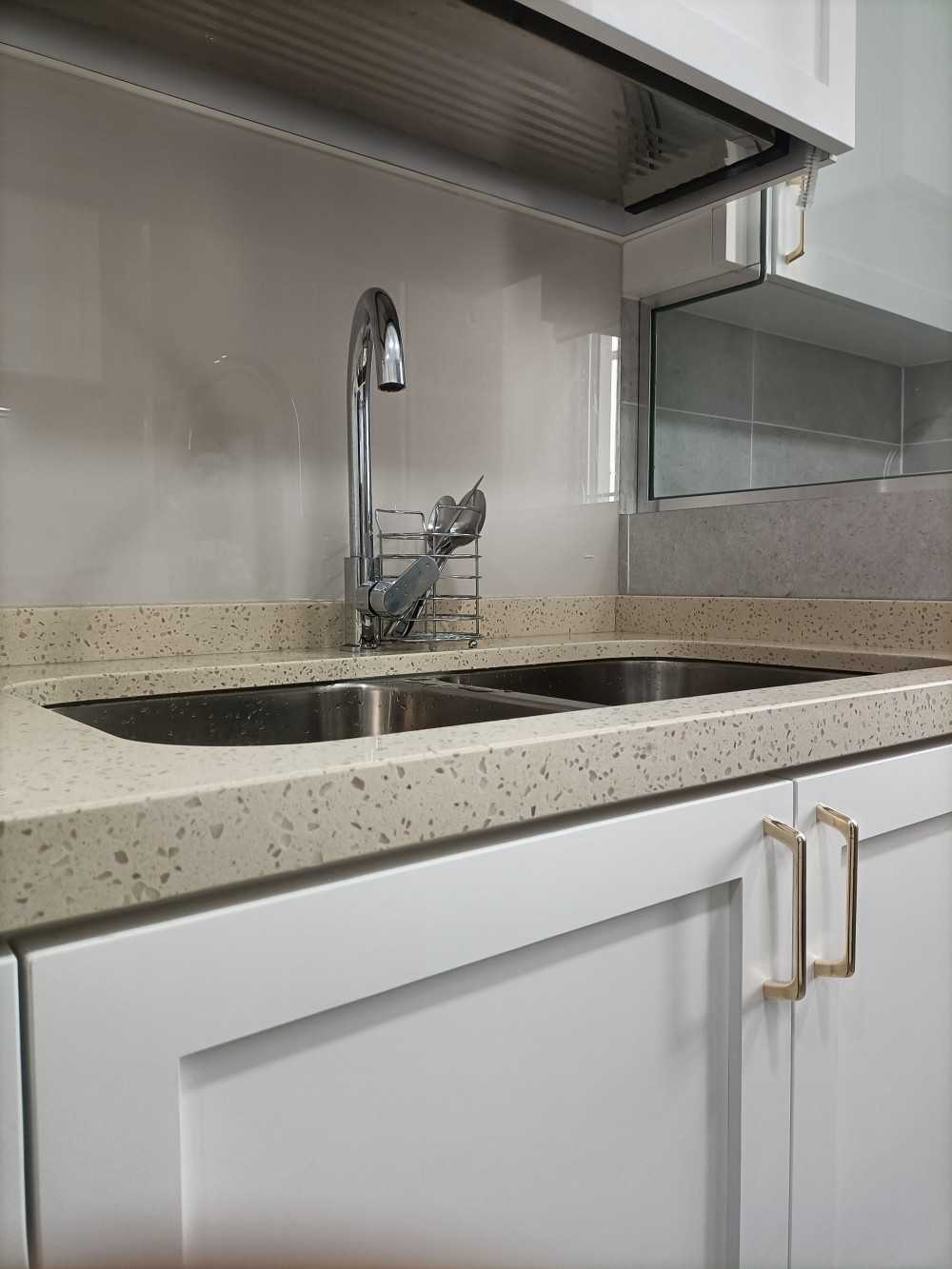 Transitional Kitchen with Countertop and Vinyl Flooring