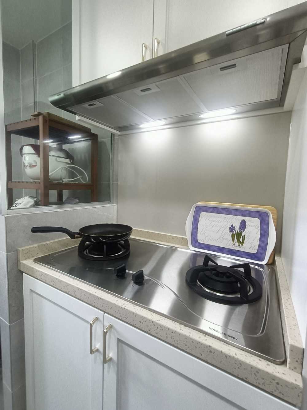 Transitional Kitchen with Countertop and Vinyl Flooring