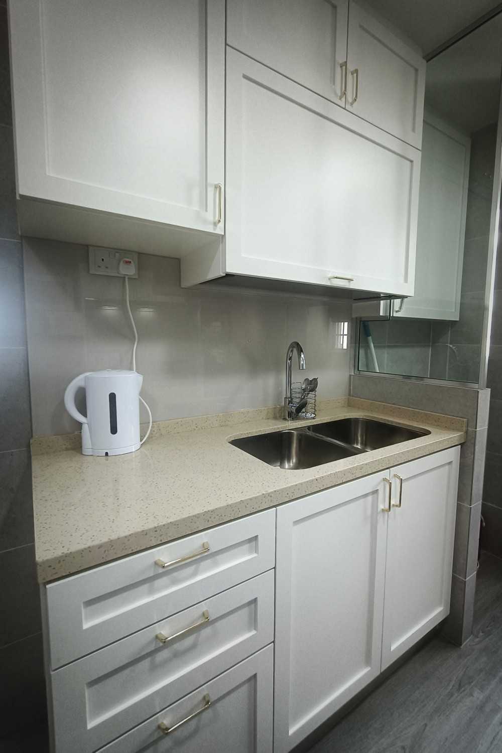 Transitional Kitchen with Countertop and Vinyl Flooring