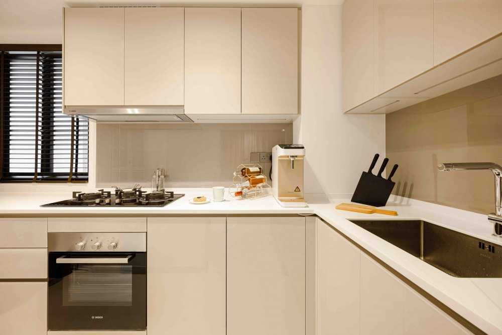 Contemporary Kitchen with Countertop and Kitchen Backsplash