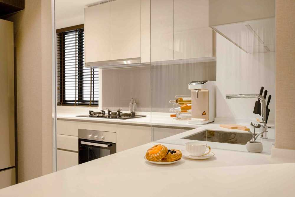 Contemporary Kitchen with Kitchen Island and Breakfast Counter