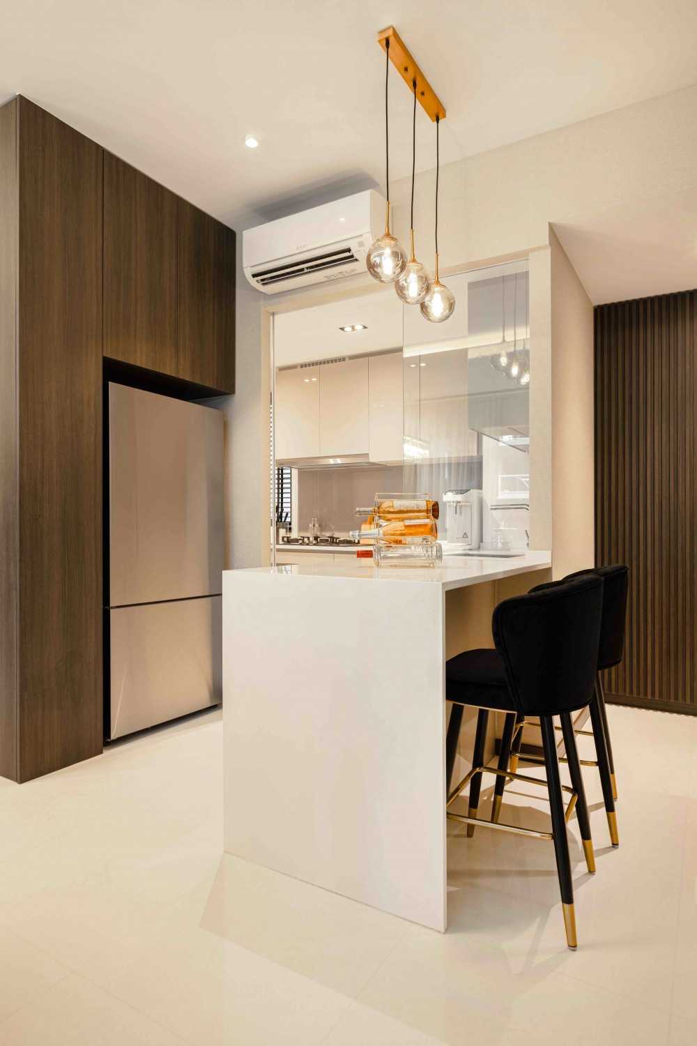 Contemporary Kitchen with Kitchen Island and Open Kitchen