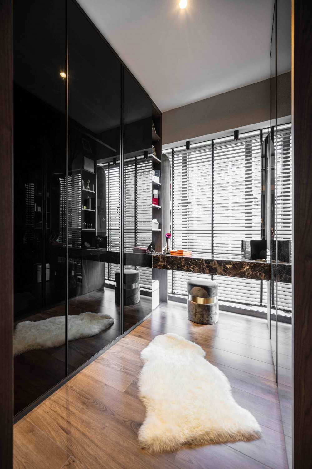 Contemporary Walk-in Wardrobe with Mirror and Wardrobe