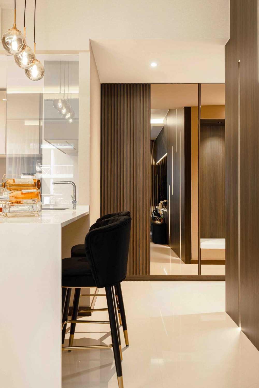 Contemporary Kitchen with Kitchen Island and Breakfast Counter