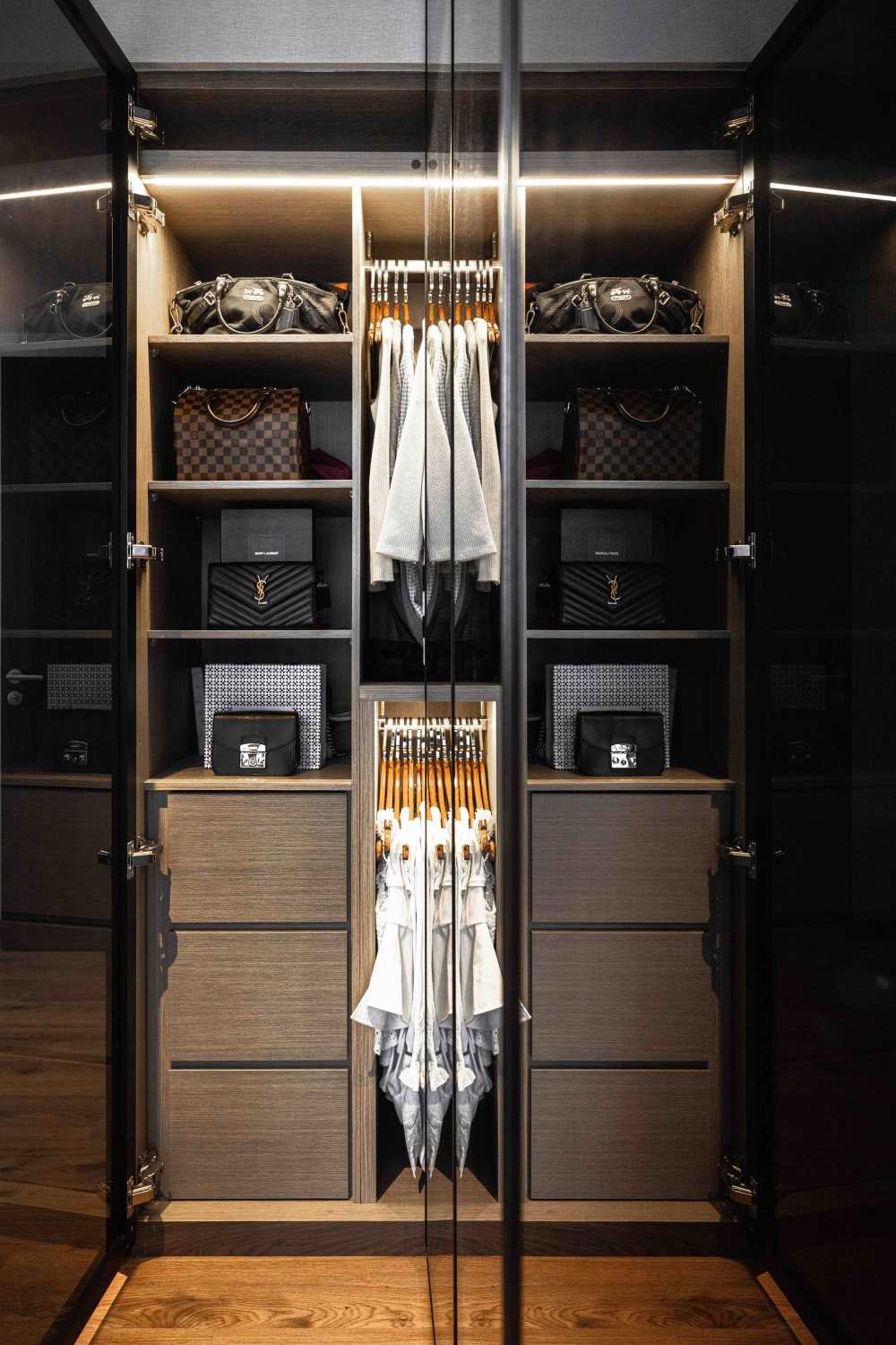Contemporary Walk-in Wardrobe with Mirror and Wardrobe