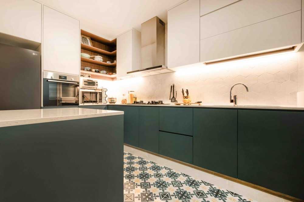 Eclectic Kitchen with Breakfast Counter and Kitchen Backsplash