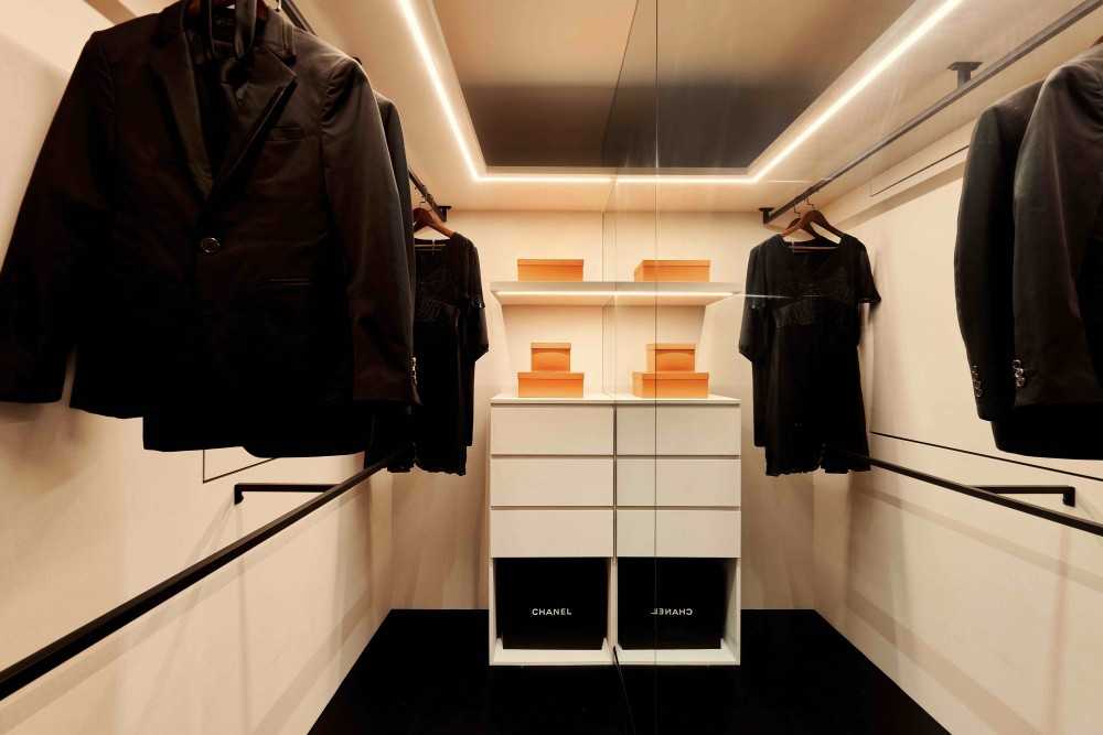Modern Walk-in Wardrobe with Mirror and Wardrobe