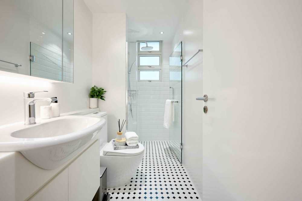 Transitional Bathroom with Mirror and Bathroom Storage
