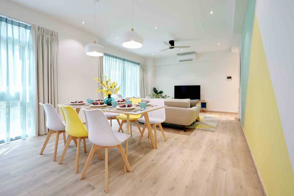 Transitional Dining Room with Dining Table and Dining Chairs