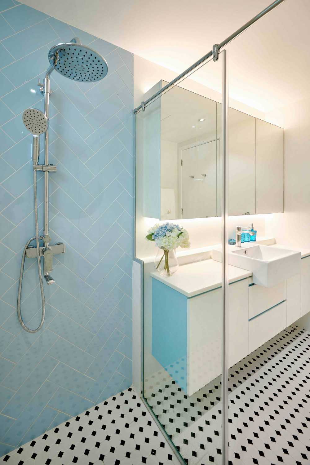 Transitional Bathroom with Mirror and Bathroom Storage
