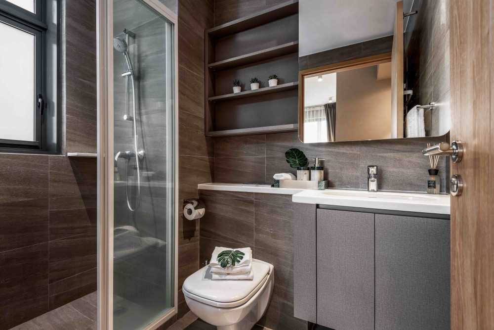 Eclectic Bathroom with Mirror and Bathroom Storage