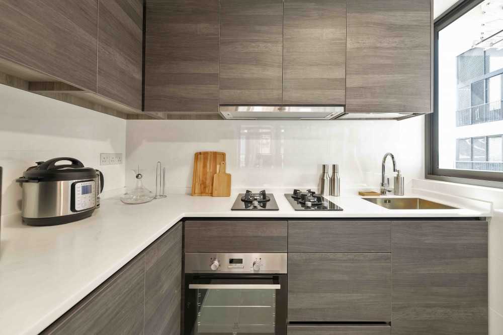Modern Kitchen with Kitchen Backsplash and Kitchen Accessories