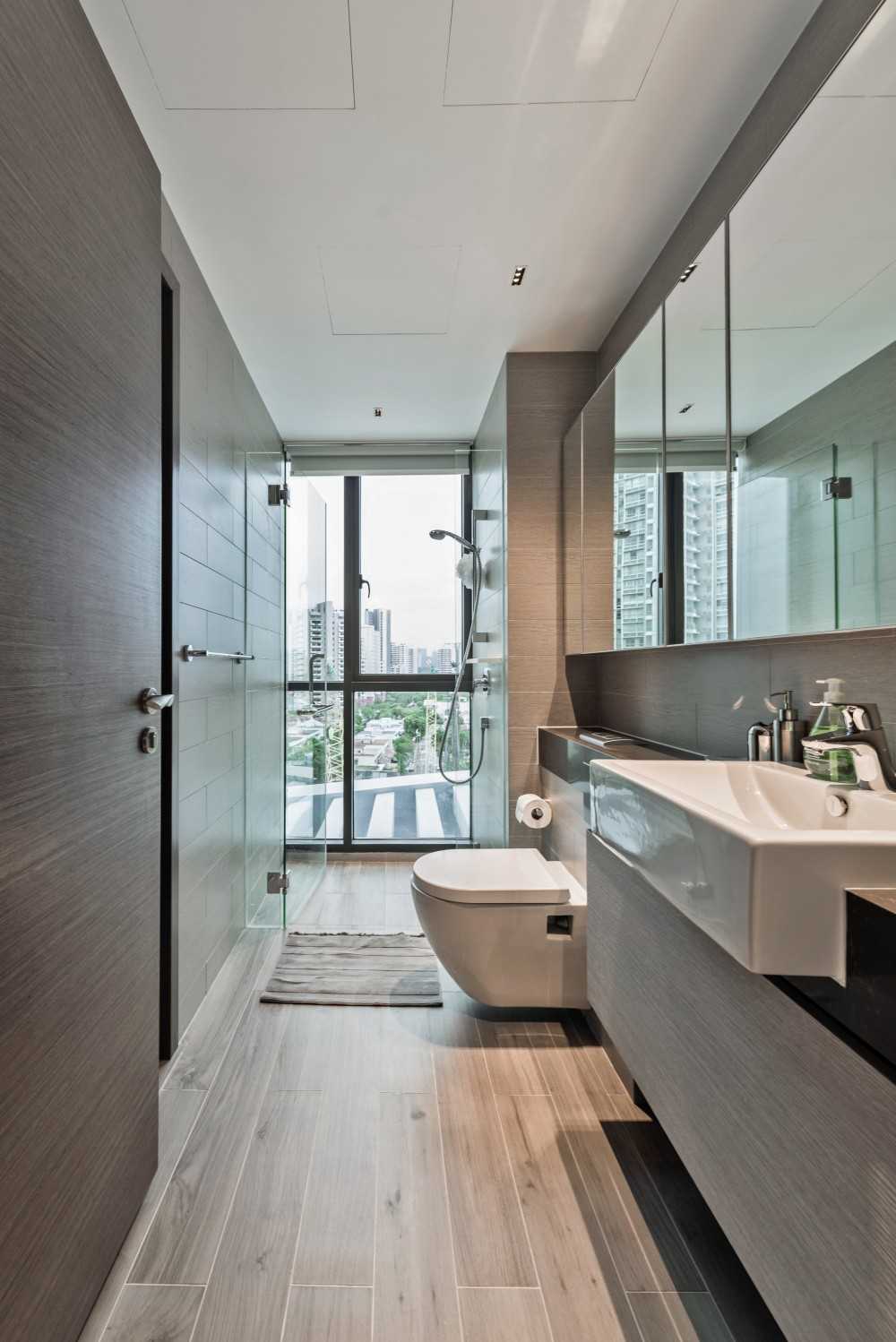 Modern Bathroom with Mirror and Bathroom Storage