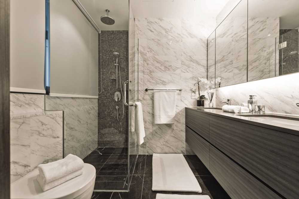 Modern Bathroom with Mirror and Bathroom Storage
