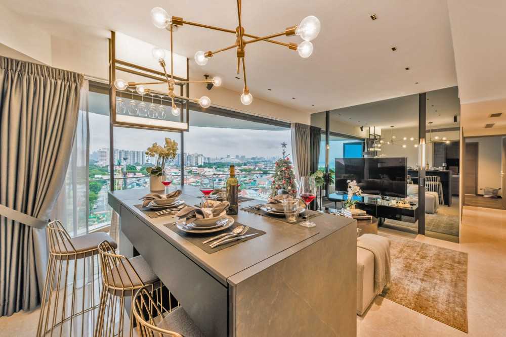 Modern Dining Room with Dining Table and Dining Chairs