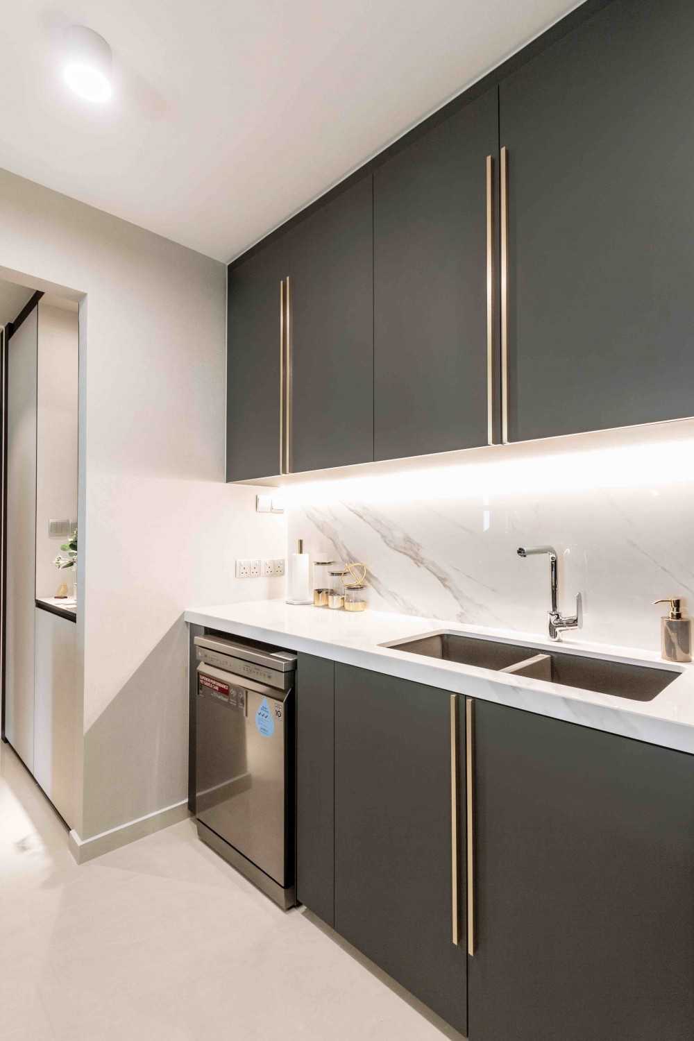 Modern Kitchen with Open Kitchen and Kitchen Backsplash