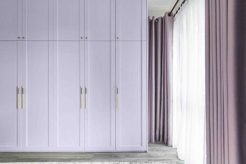 Transitional Walk-in Wardrobe with Mirror and Wardrobe
