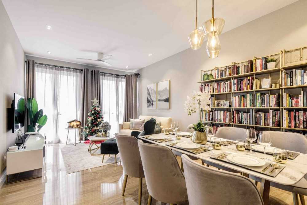 Transitional Dining Room with Dining Table and Dining Chairs
