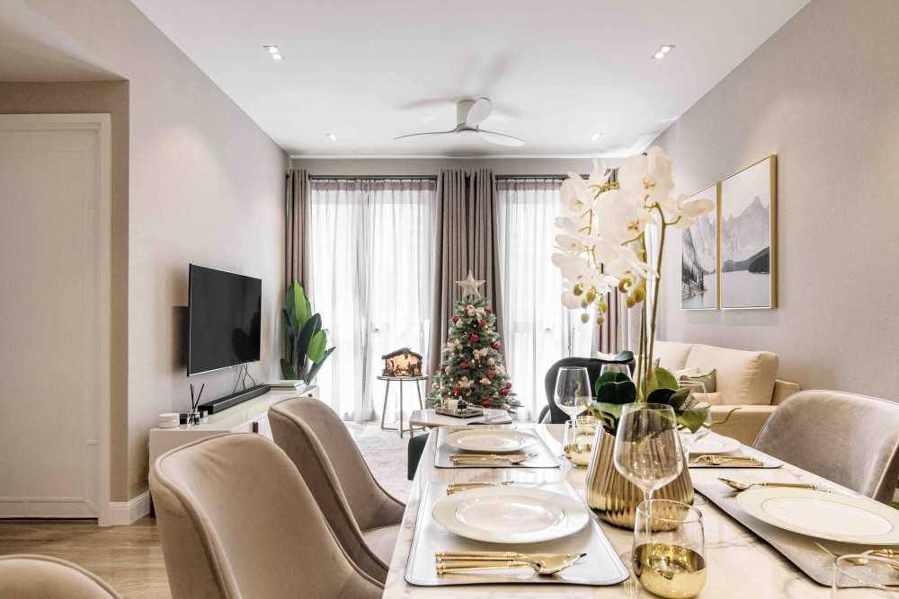 Transitional Dining Room with Dining Table and Dining Chairs