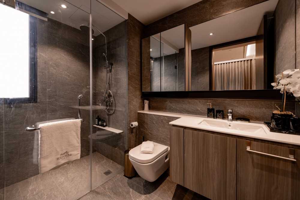 Contemporary Bathroom with Shower Screen and Rainshower