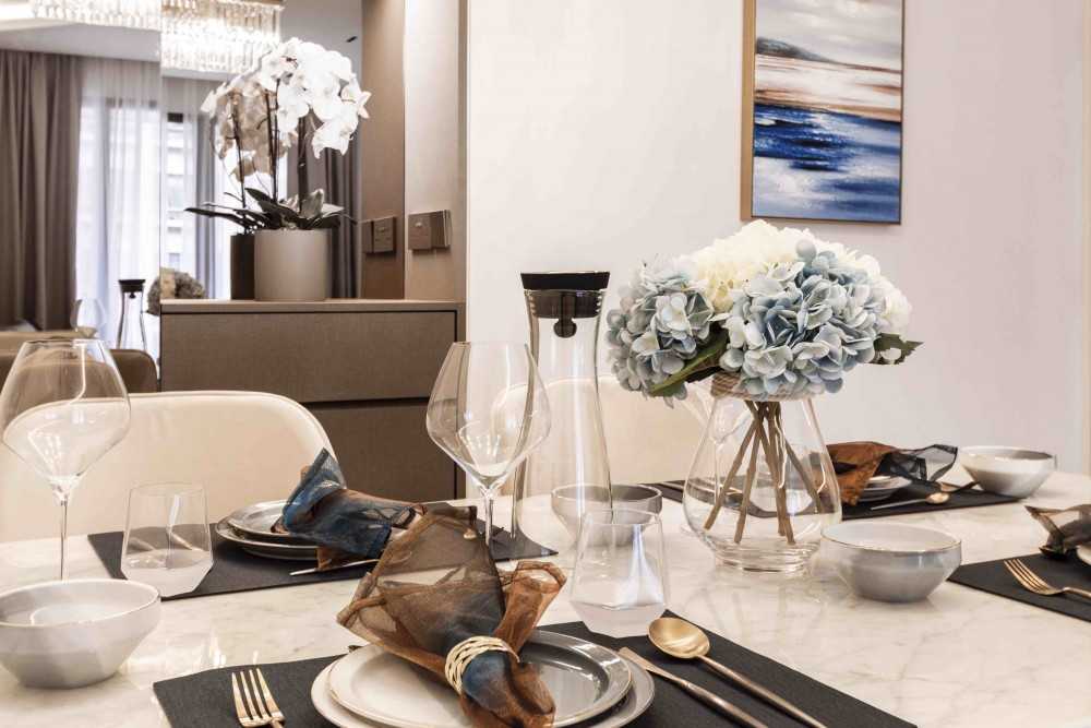 Modern Dining Room with Dining Table and Dining Chairs
