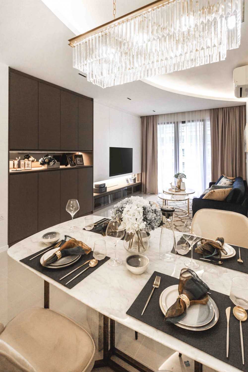 Modern Dining Room with Dining Table and Dining Chairs