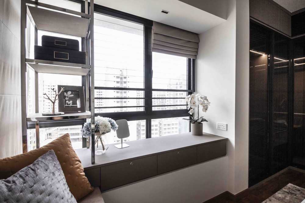 Modern Walk-in Wardrobe with Mirror and Wardrobe