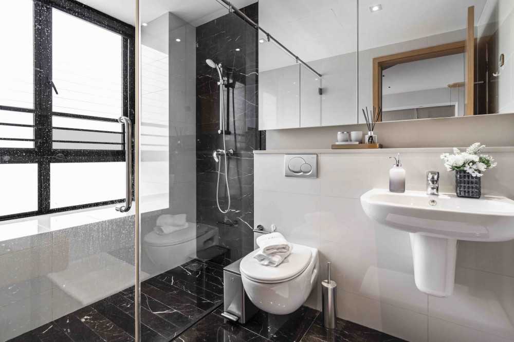Modern Bathroom with Mirror and Bathroom Storage