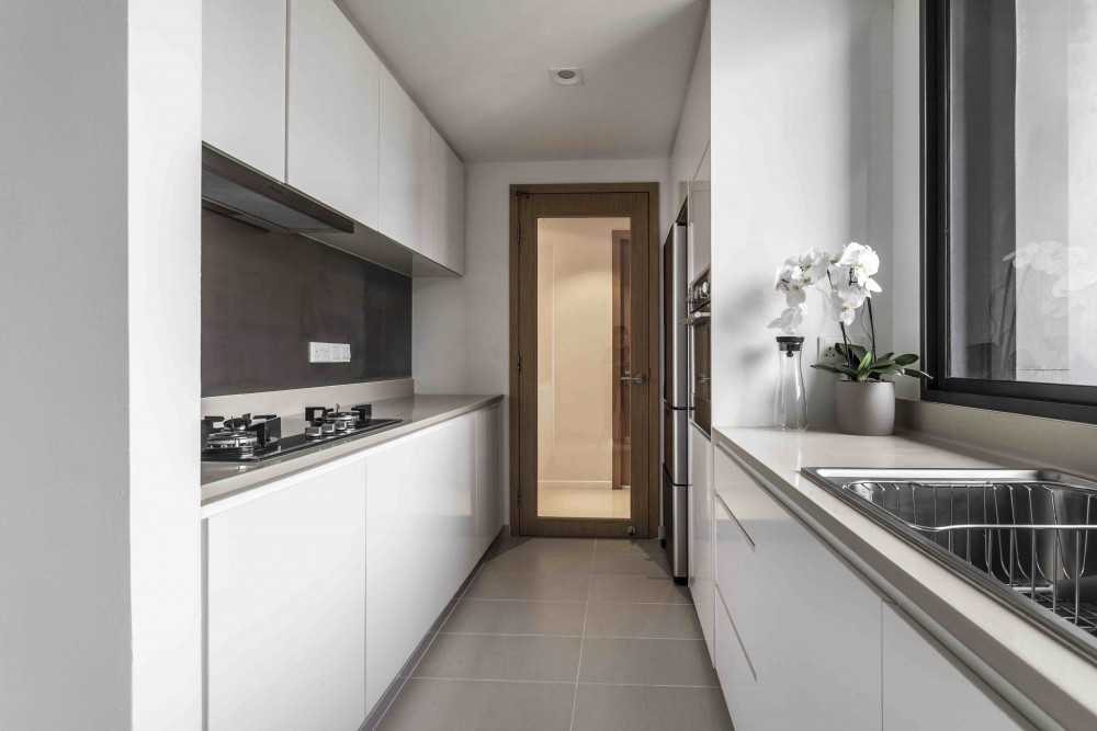 Modern Kitchen with Kitchen Window and Breakfast Counter