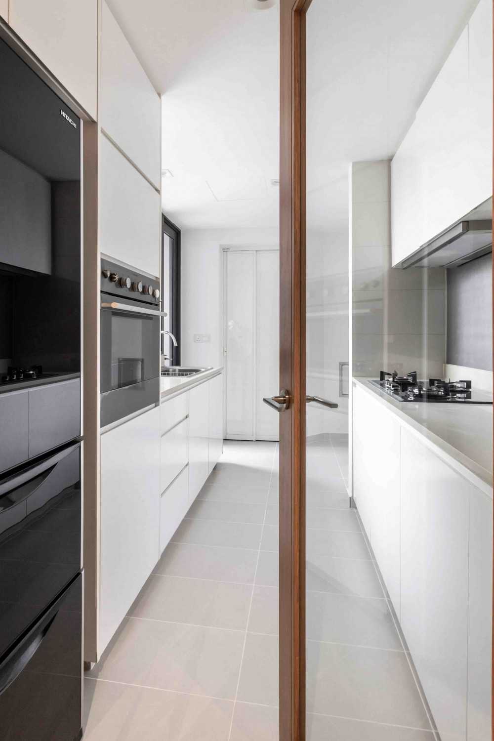 Modern Kitchen with Kitchen Backsplash and Kitchen Accessories