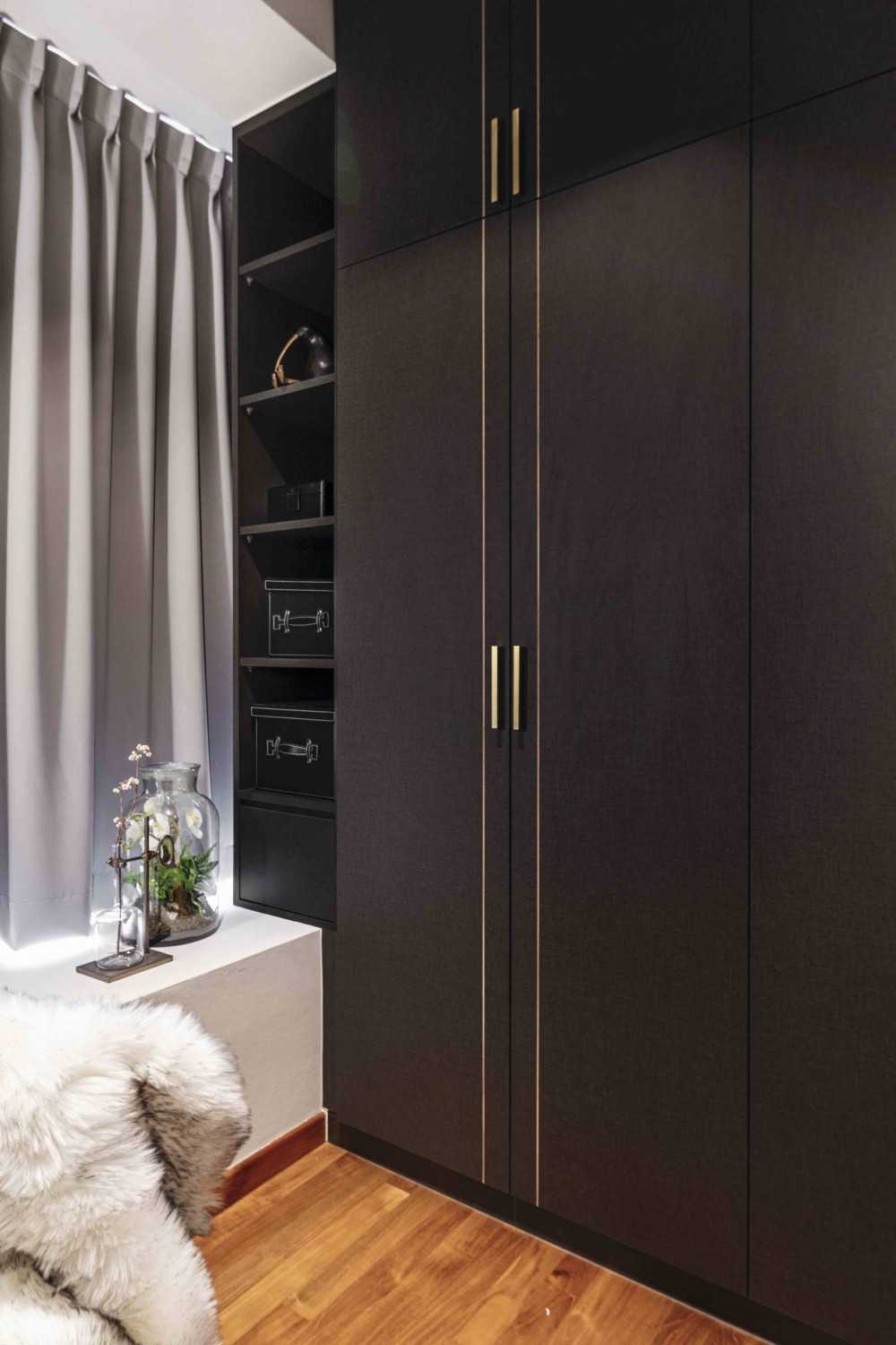 Contemporary Walk-in Wardrobe with Mirror and Wardrobe