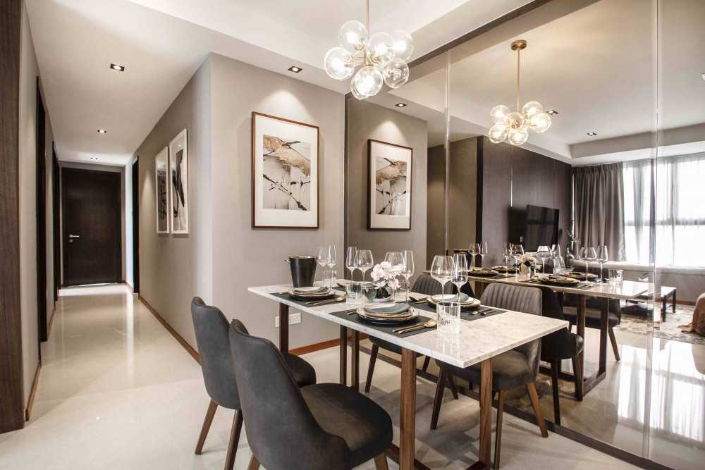Contemporary Dining Room with Dining Table and Dining Chairs