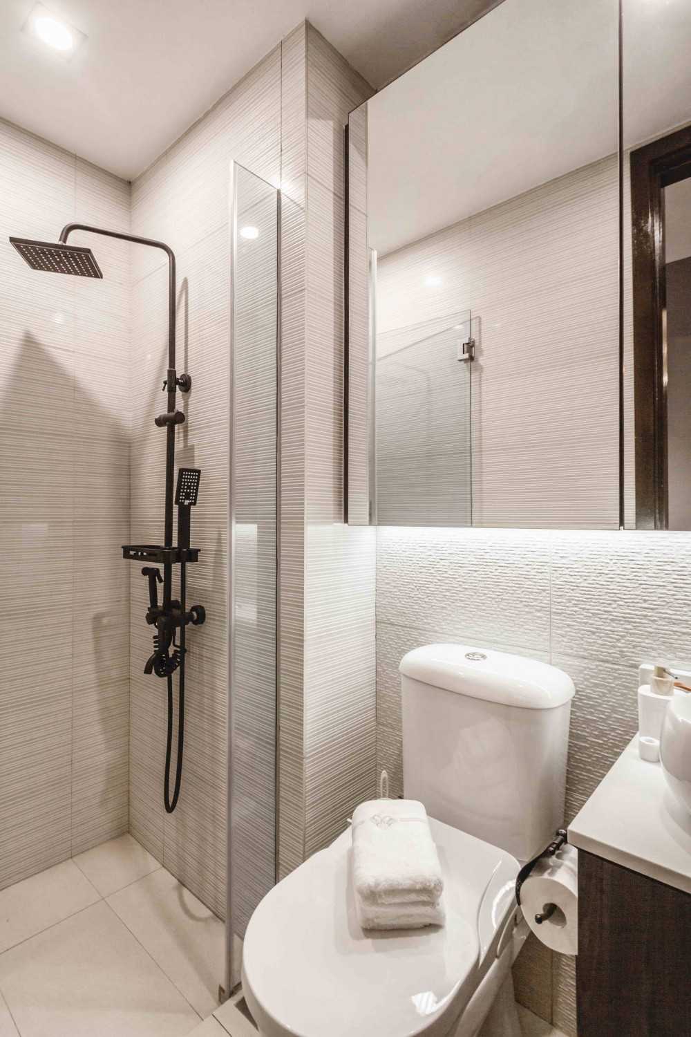 Contemporary Bathroom with Mirror and Bathroom Storage