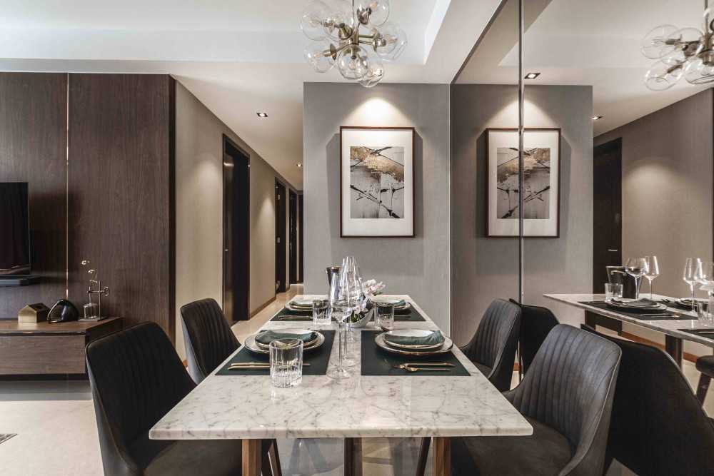 Contemporary Dining Room with Dining Table and Dining Chairs