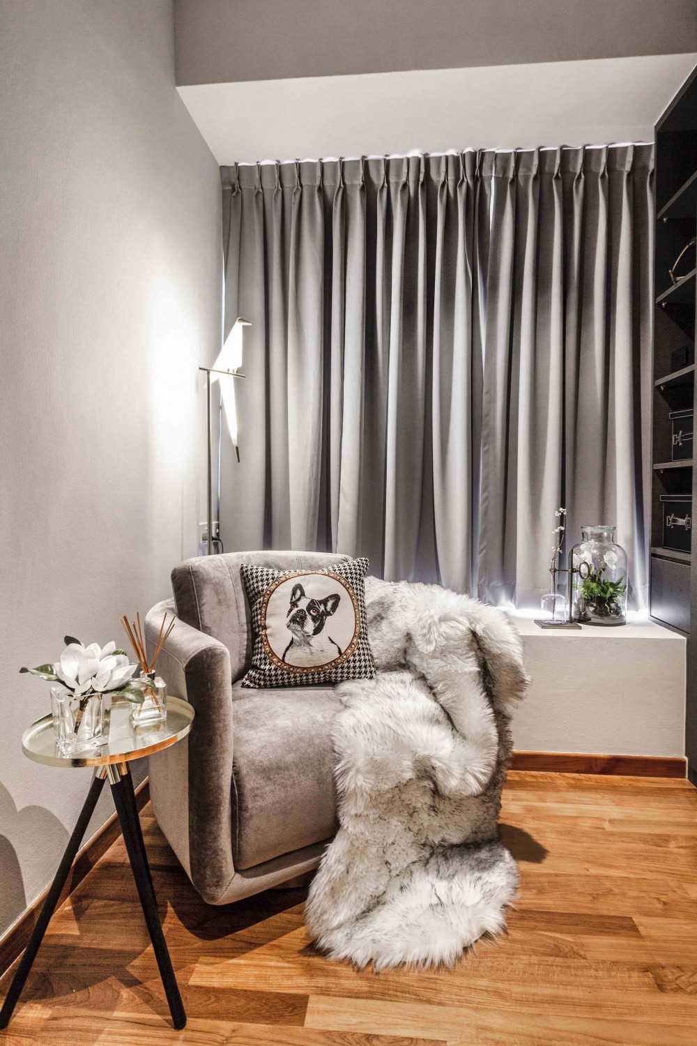 Contemporary Walk-in Wardrobe with Mirror and Wardrobe